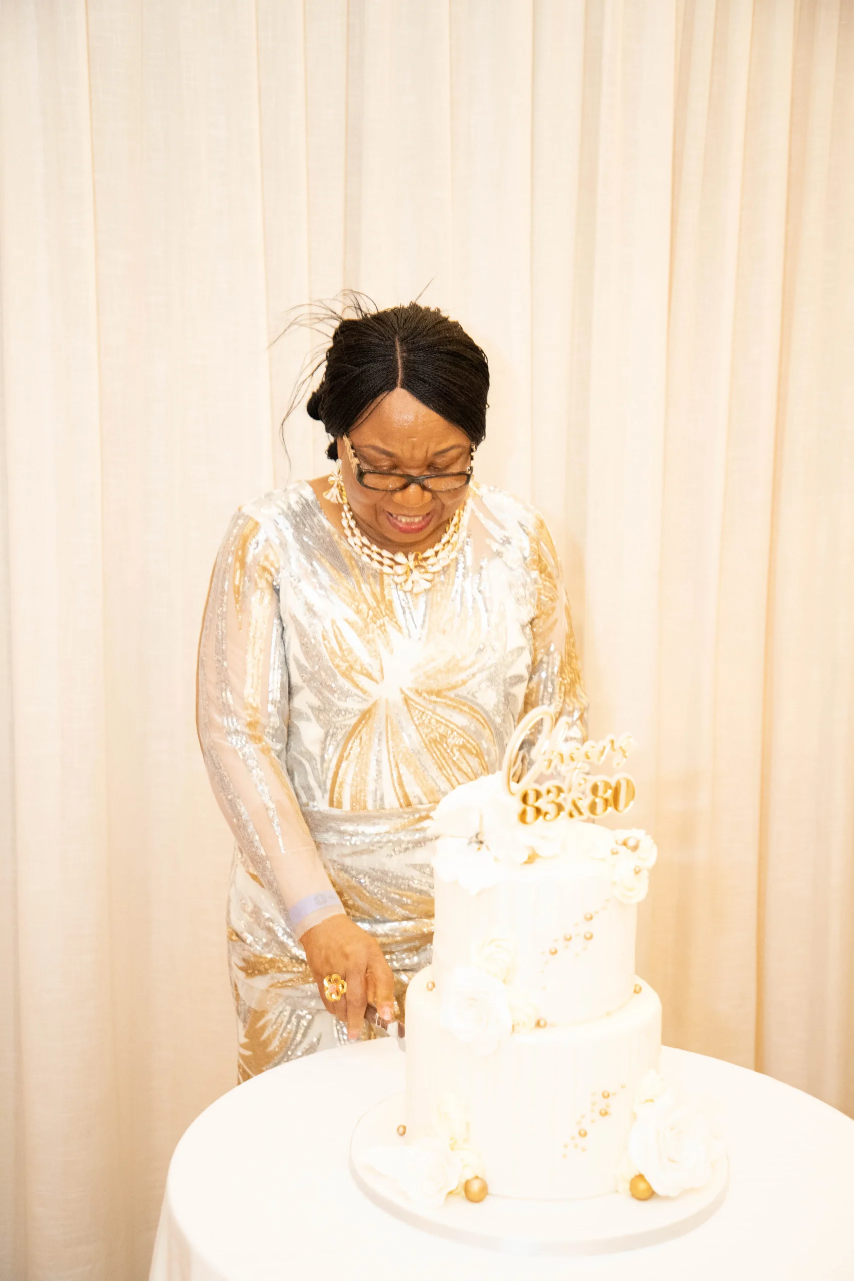 destinationsbyfunmilondon-birthday-celebrants-with-family-and-friends-cutting-cake