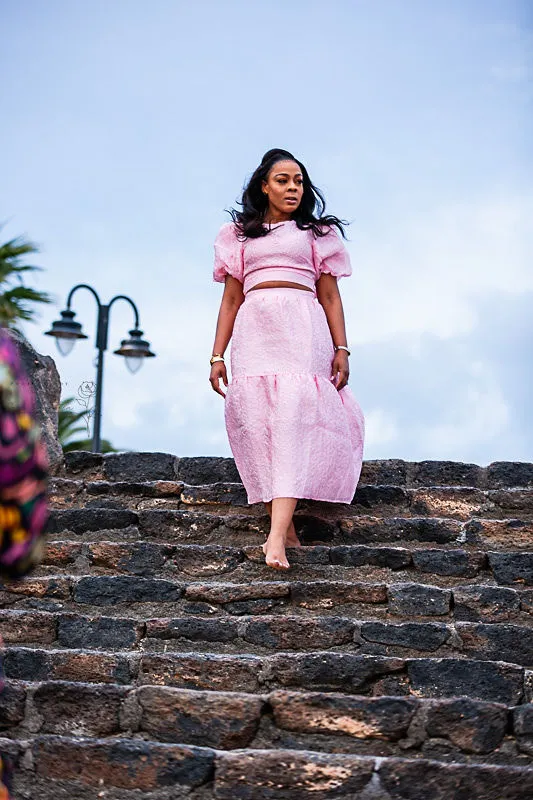 destinationsbyfunmilondon-lady-in-pink-rflective-walk-dubai