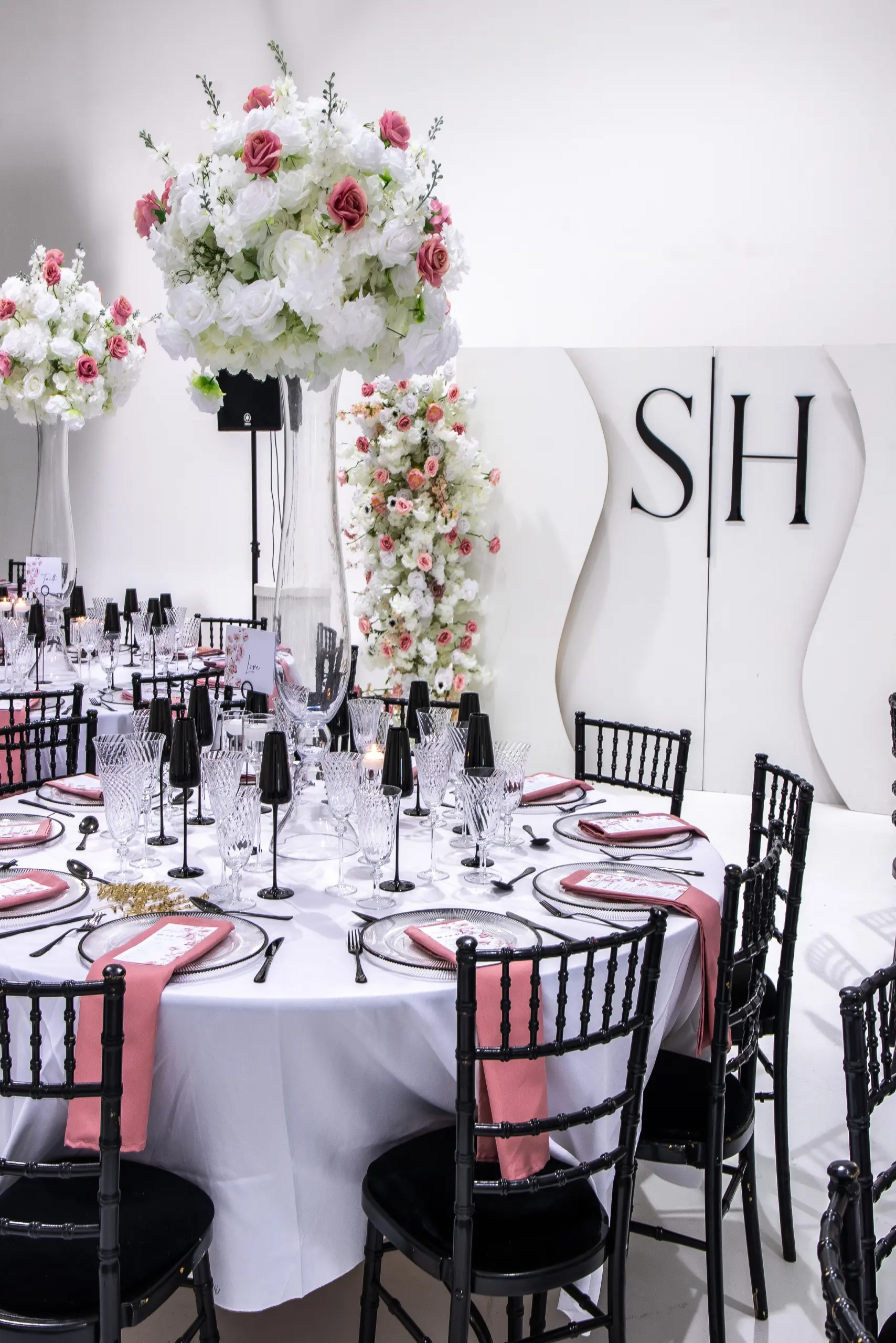 destinationsbyfunmilondon-sylvie-wedding-tabel-decorations-london